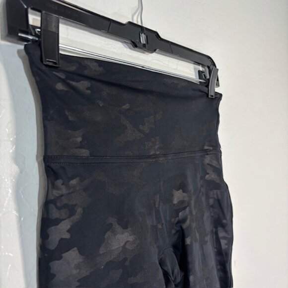 Spanx Faux Leather Bike Shorts Womens Medium Glossy Camo 9.5" Compression - Picture 2 of 5